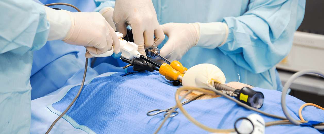 鼠径ヘルニアは手術でしか治療できません。